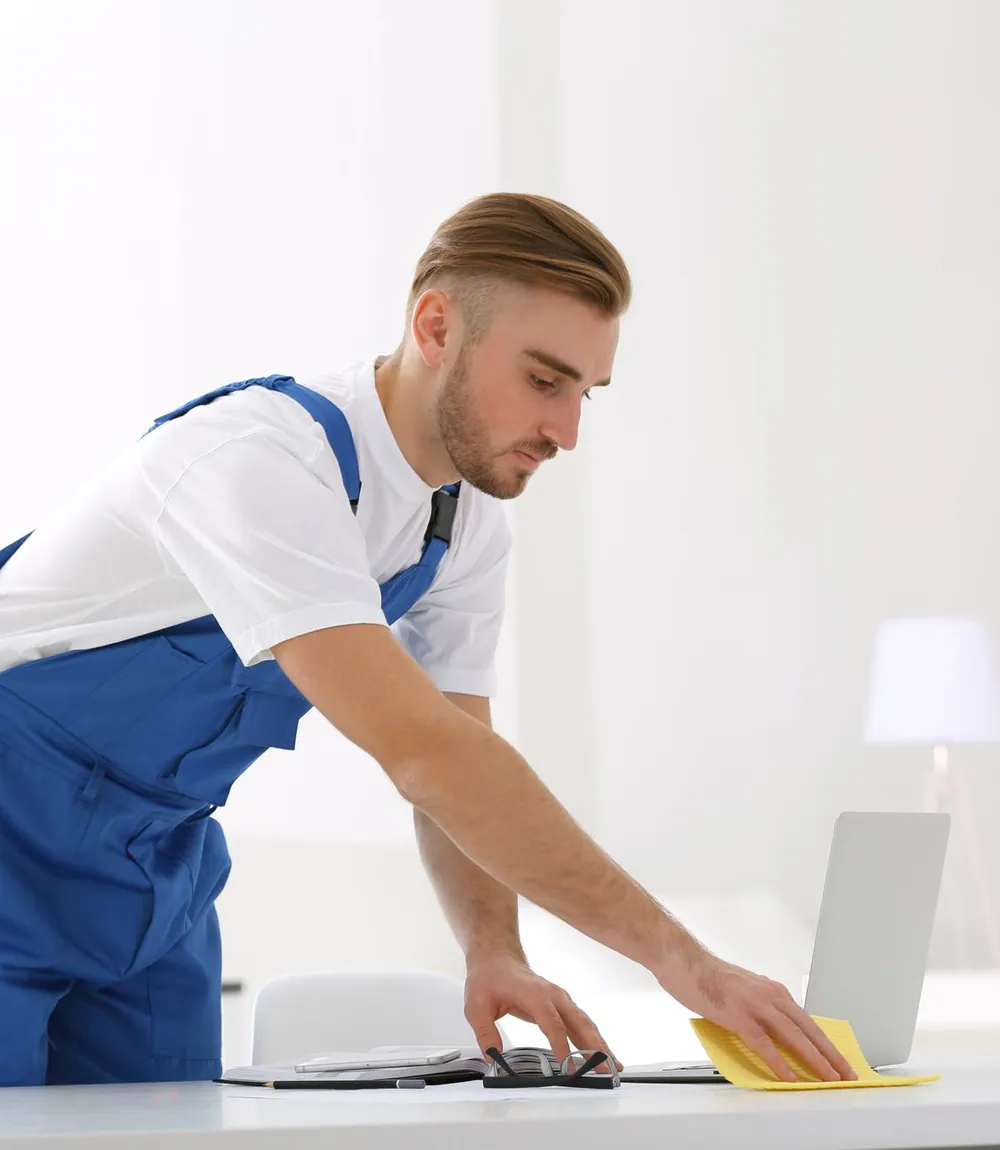 Reinigungskraft von Rich-Clean bei der Pflege einer Bürofläche im Raum Pforzheim